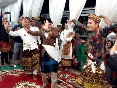 Wakil Bupati Lampura, Ardian Saputra kepada seusai menari Tarian Cangget bersama dengan tokoh adat di Kecamatan Sungkai Selatan, Rabu (26/4/2023).