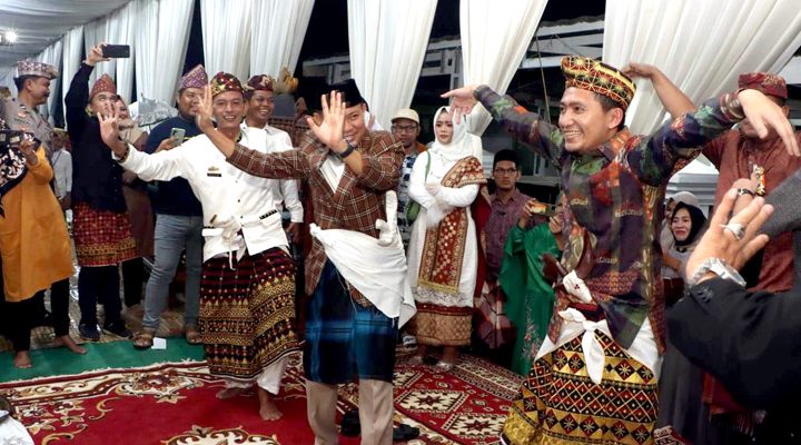 Wakil Bupati Lampura, Ardian Saputra kepada seusai menari Tarian Cangget bersama dengan tokoh adat di Kecamatan Sungkai Selatan, Rabu (26/4/2023).
