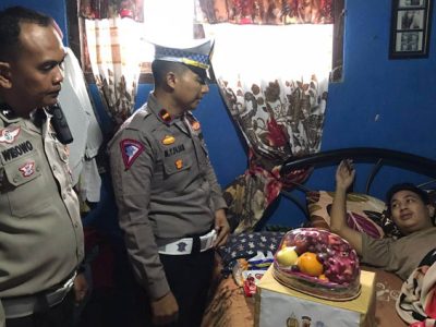 Jajaran unit Gakkum Satuan Lalulintas Polres Sukabumi memberikan bantuan kepada korban kecelakaan lalulintas