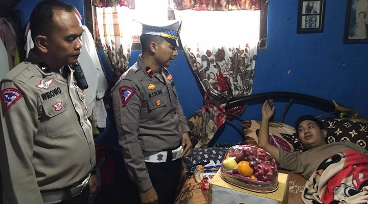 Jajaran unit Gakkum Satuan Lalulintas Polres Sukabumi memberikan bantuan kepada korban kecelakaan lalulintas