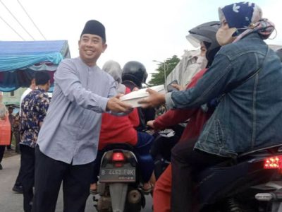 Dinas Perumahan Rakyat Kawasan Permukiman dan Pertanahan (Disperkimtan) Kabupaten Bekasi membagikan takjil buka puasa kepada masyarakat dan pengguna jalan di sekitar Taman Kota Citarik