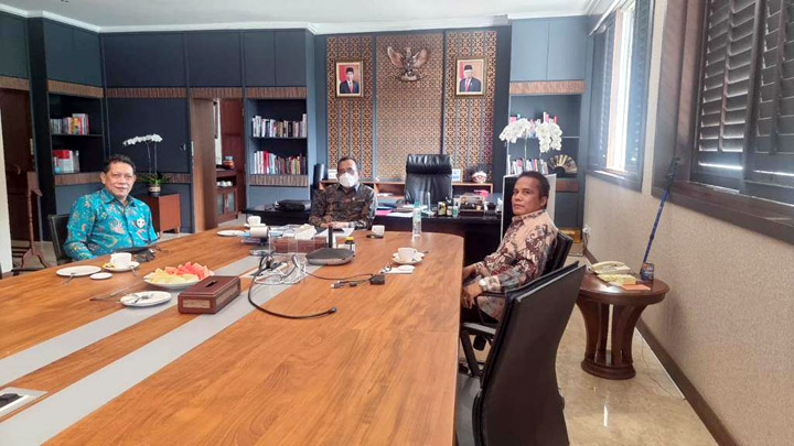 Ketua Umum BaraJP, Utje Gustaaf Patty didampingi Bendahara Umum BaraJP, Yudas Pasomba