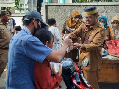 Camat Jonggol Andri Rahman S.STP, M.Si, bersama TP-PKK Jonggol berbagi takjil kepada masyarakat yang melintas di depan Kantor Kecamatan Jonggol