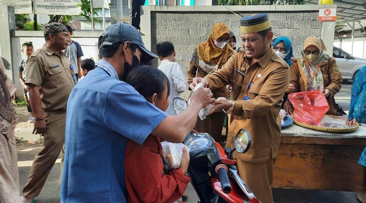 Camat Jonggol Andri Rahman S.STP, M.Si, bersama TP-PKK Jonggol berbagi takjil kepada masyarakat yang melintas di depan Kantor Kecamatan Jonggol