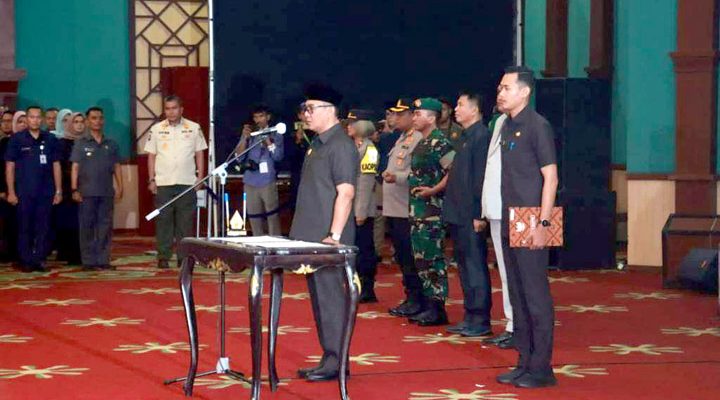 - Kepala desa terpilih hasil pemilihan Kepala Desa serentak gelombang dua tahun 2023 di Kabupaten Bogor dilantik