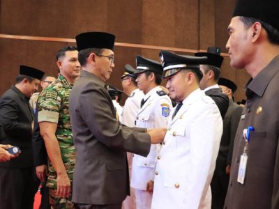 Pj. Bupati Bekasi, Dani Ramdan melantik 179 Pejabat Administrator dan Pengawas di lingkungan Pemerintah Kabupaten Bekasi yang digelar di aula KH Noer Alie, Kantor Pemkab Bekasi, Jum'at, (31/03).