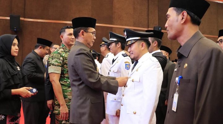 Pj. Bupati Bekasi, Dani Ramdan melantik 179 Pejabat Administrator dan Pengawas di lingkungan Pemerintah Kabupaten Bekasi yang digelar di aula KH Noer Alie, Kantor Pemkab Bekasi, Jum'at, (31/03).