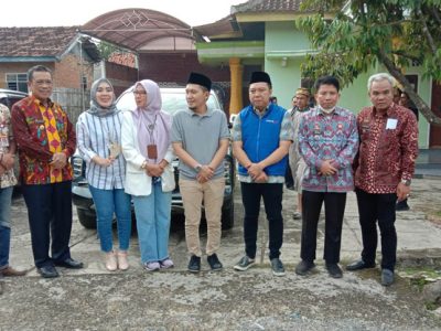 Wakil Bupati Lampung Utara, Ardian Saputra didampingi kepala dinas sosial dan pihak swasta, keliling ke masyarakat sekitar kota