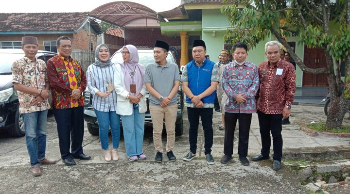 Wakil Bupati Lampung Utara, Ardian Saputra didampingi kepala dinas sosial dan pihak swasta, keliling ke masyarakat sekitar kota