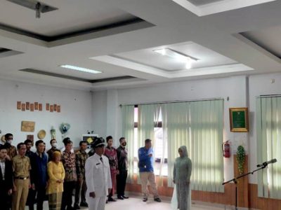 Kepala Desa terpilih hasil pemilihan kepala desa antar waktu di Kecamatan Ciawi resmi dilantik Plt. Bupati Bogor, Iwan Setiawan, di aula kantor Kecamatan Ciawi, Kabupaten Bogor, Kamis (30/3/2023).