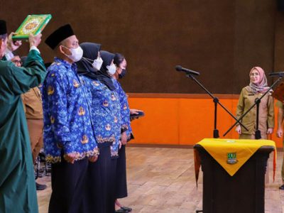 Pj. Bupati Bekasi, Dani Ramdan mengambil sumpah janji 164 Pegawai Pemerintah dengan Perjanjian Kerja (P3K) Jabatan Fungsional Tenaga Kesehatan di lingkungan Pemkab Bekasi