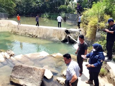Dinas Lingkungan Hidup (DLH) Kabupaten Bogor Jawa Barat melakukan peninjauan langsung ke sungai Cileungsi paska ribuan ikan mati