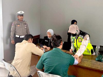 Sat Natkoba Polres Bogor, Polda Jabar melakukan test urine narkotika dan obat-obatan terlarang kepada para sppir bus di Terminal Cileungsi Kabupaten Bogor