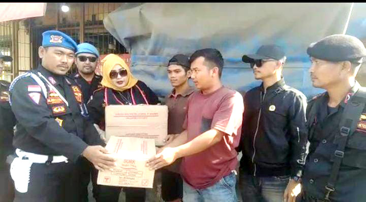 BPPKB Banten PAC Gunung Putri Bagikan Sembako Kepada Jukir