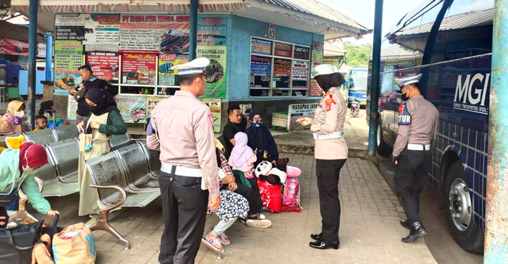 Unit Lalu Lintas Polsek Cileungsi, Polres Bogor, Polda Jawa Barat menyampaikan imbauan terhadap penumpang di terminal Cileungsi, Selasa (17/4/2023).