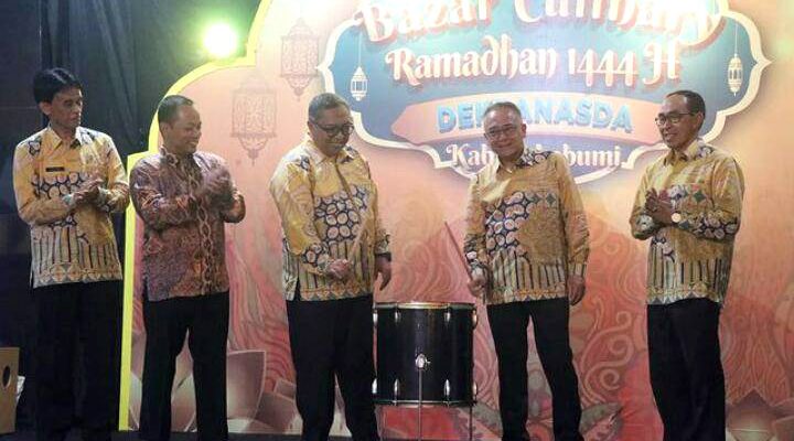 Bupati Sukabumi, H. Marwan Hamami didampingi Wakil Bupati H. lyos Somantri dan Sekretaris Daerah Ade Suryaman, SH., MM secara resmi membuka Bazaar Culinary Ramadhan 1444 Hijriah
