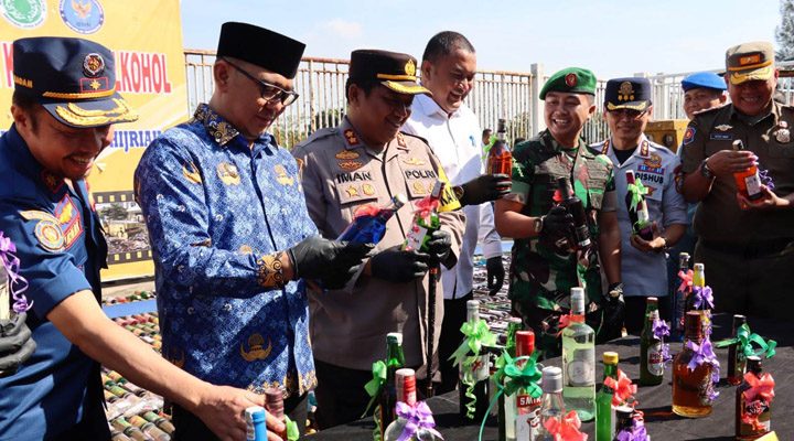 Polres Bogor memusnahkan ribuan minuman keras dan ratusan knalpot brong tidak sesuai standar, hasil penyitaan selama bulan Suci Ramadhan tahun 2023.