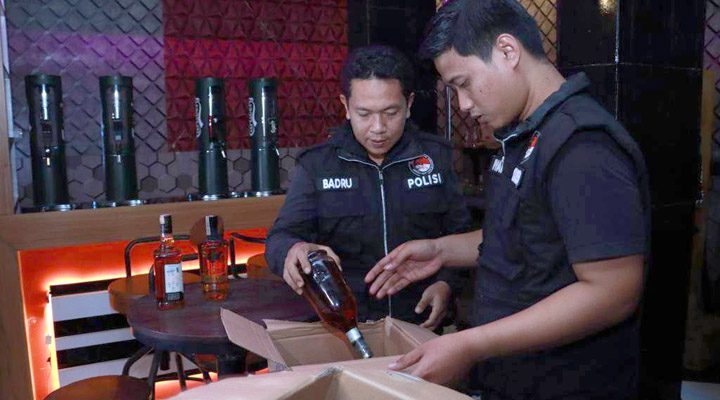 Petugas gabungan TNI-Polri Kabupaten Bogor menggelar Patroli dan razia tempat hiburan malam (THM) pada bulan Ramadhan 1444 H, Senin (3/4/2023) malam