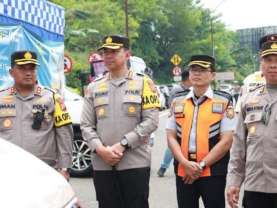 Kapolda Jabar Irjen Pol. Akhmad Wiyagus melakukan kunjungan ke pos pelayan operasi ketupat di Gadog Puncak Kabupaten Bogor