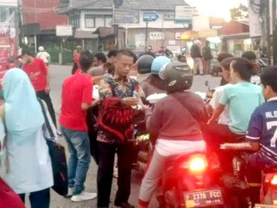 Bakal Calon Anggota Legislatif, Jonny Sirait saat membagikan paket takjil kepada masyarakat dan pengguna jalan raya