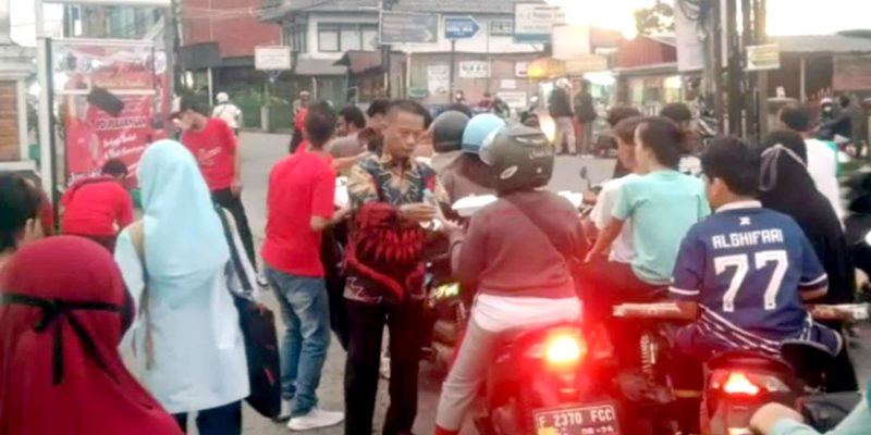 Bakal Calon Anggota Legislatif, Jonny Sirait saat membagikan paket takjil kepada masyarakat dan pengguna jalan raya