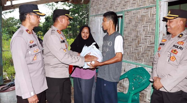 Polres Lampung Utara, Polda Lampung kembali menggelar kegiatan Bantuan Kemanusiaan untuk Negeri dan Berkah Ramadhan dengan membagikan sembako