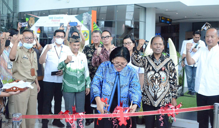 Peresmian atau pembukaan event SME Creative Festival di Terminal 3 Bandara Soekarno Hatta, Jakarta