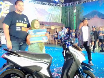 Presenter sekaligus artis Rafi Ahmad meramaikan silaturahmi Bareng Ketua Dewan Pertimbangan NasDem Jawa Barat, Rajiv, di Gedung Bale Rame Soreang, Kabupaten Bandung
