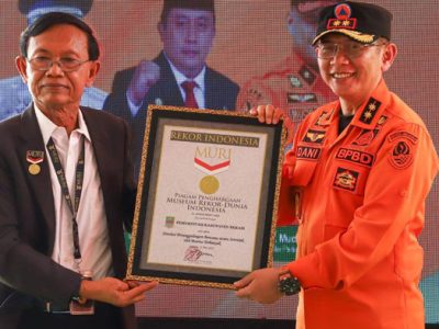 Pemerintah Kabupaten Bekasi berhasil memecahkan Rekor MURI (Museum Rekor Dunia Indonesia) dalam simulasi penanggulangan bencana yang diikuti sebanyak 23.000 peserta.