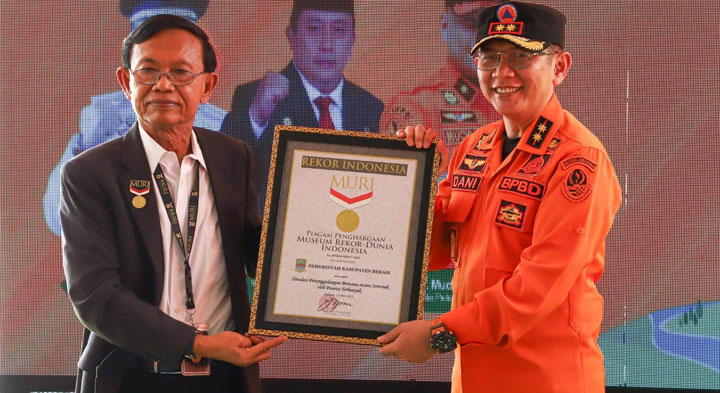 Pemerintah Kabupaten Bekasi berhasil memecahkan Rekor MURI (Museum Rekor Dunia Indonesia) dalam simulasi penanggulangan bencana yang diikuti sebanyak 23.000 peserta.