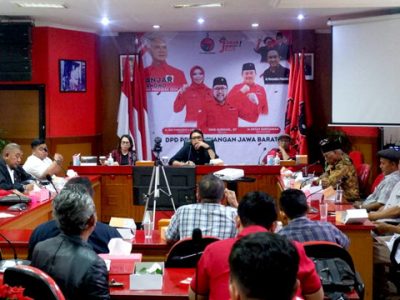 Ratusan pedagang pasar yang tergabung dalam Keluarga Pedagang Pasar Banjaran Kabupaten Bandung mendatangi Kantor DPD PDI Perjuangan Jawa Barat, di Jalan Pelajar Pejuang 45 Kota Bandung, Minggu 7 Mei 2023