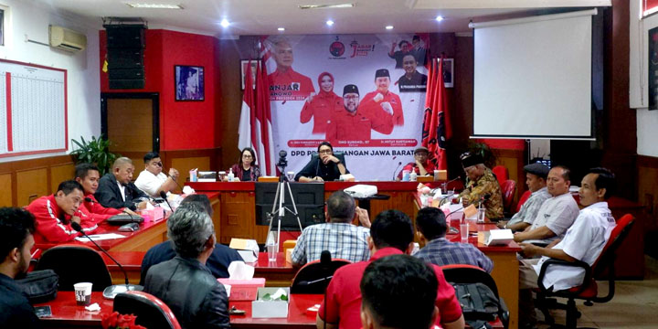 Ratusan pedagang pasar yang tergabung dalam Keluarga Pedagang Pasar Banjaran Kabupaten Bandung mendatangi Kantor DPD PDI Perjuangan Jawa Barat, di Jalan Pelajar Pejuang 45 Kota Bandung, Minggu 7 Mei 2023