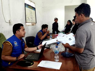 Warga Desa Karangjaya Sambut Antusias Pelayanan Mobil Keliling Disdukcapil Kabupaten Bekasi
