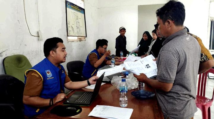 Warga Desa Karangjaya Sambut Antusias Pelayanan Mobil Keliling Disdukcapil Kabupaten Bekasi