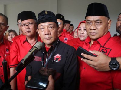 Ketua DPC PDI Perjuangan, H.R Bayu Syahjohan saat mengantar para caleg menyerahkan persyaratan ke KPU Bogor