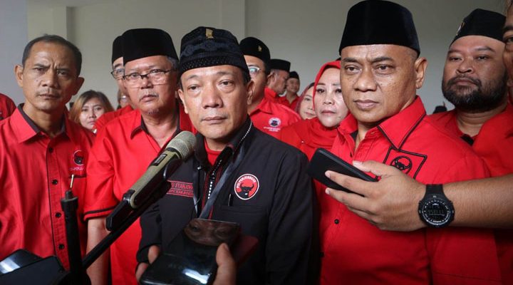 Ketua DPC PDI Perjuangan, H.R Bayu Syahjohan saat mengantar para caleg menyerahkan persyaratan ke KPU Bogor