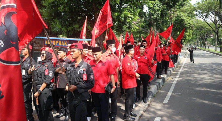 Para caleg dari PDI Perjuangan Kabupaten Bogor long march ke Komisi Pemilihan Umum (KPU) Kabupaten Bogor.
