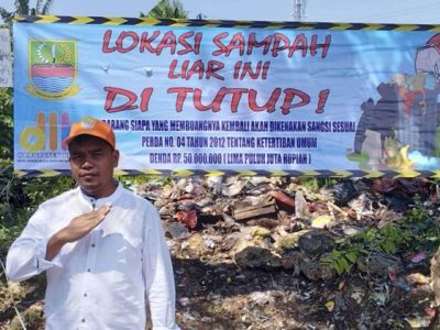 Dinas Lingkungan Hidup (DLH) Kabupaten Bekasi menutup Tempat Pembuangan Sampah (TPS) liar yang berada di Kampung Rawa Sentul, Desa Jayamukti, Kecamatan Cikarang Pusat