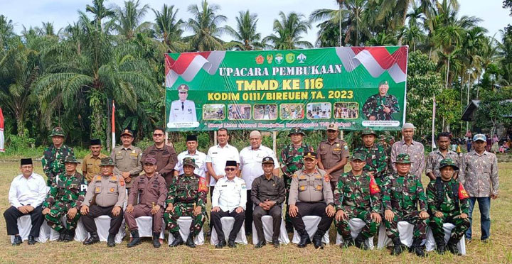 Kapolres Bireuen, AKBP Mike Hardy Wirapraja, S.I.K., M.H., diwakili Waka Polres Kompol Joko Utomo, S.H., S.I.K., CPHR., menghadiri upcara pembukaan kegiatan TNI Manunggal Membangun Desa