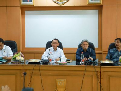 Pj. Bupati Bekasi, Dani Ramdan memimpin Rapat Pimpinan evaluasi anggaran dan pelaksanaan kegiatan pembangunan, di ruang rapat KH.R Ma'mun Nawawi, Gedung Bupati Bekasi, Komplek Pemkab Cikarang Pusat