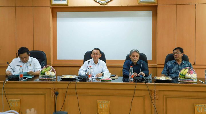 Pj. Bupati Bekasi, Dani Ramdan memimpin Rapat Pimpinan evaluasi anggaran dan pelaksanaan kegiatan pembangunan, di ruang rapat KH.R Ma'mun Nawawi, Gedung Bupati Bekasi, Komplek Pemkab Cikarang Pusat