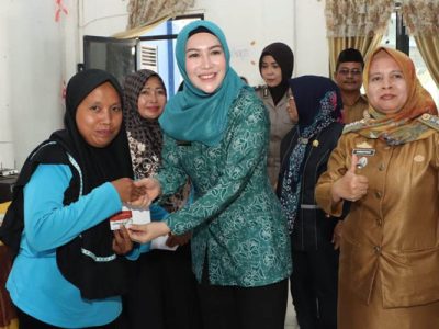 TP-PKK Kabupaten Lampung Utara menyalurkan Bansos Program Keluarga Harapan (PKH) sekaligus silaturahmi dengan Keluarga Penerima Manfaat (KPM) PKH