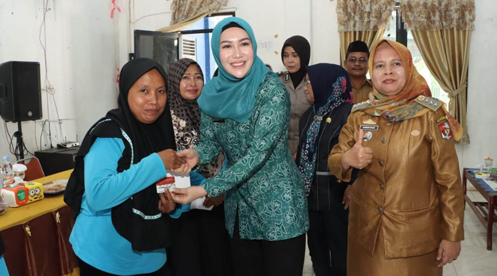 TP-PKK Kabupaten Lampung Utara menyalurkan Bansos Program Keluarga Harapan (PKH) sekaligus silaturahmi dengan Keluarga Penerima Manfaat (KPM) PKH