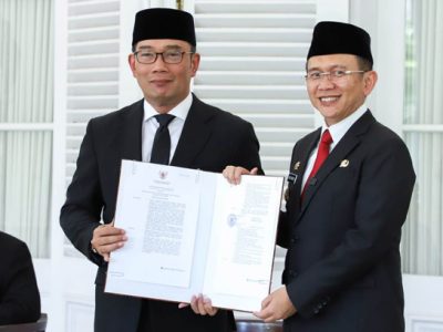 Gubernur Jawa Barat, Ridwan Kamil menyerahkan Surat Keputusan (SK) perpanjangan Penjabat Bupati Bekasi dari Menteri Dalam Negeri (Mendagri) M Tito Karnavian kepada Dani Ramdan