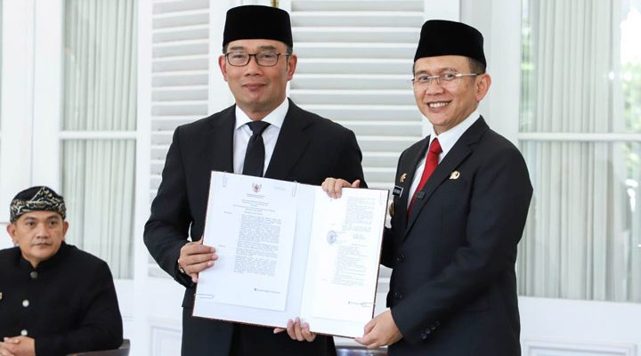 Gubernur Jawa Barat, Ridwan Kamil menyerahkan Surat Keputusan (SK) perpanjangan Penjabat Bupati Bekasi dari Menteri Dalam Negeri (Mendagri) M Tito Karnavian kepada Dani Ramdan