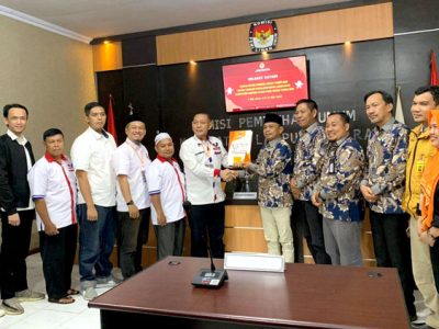Perindo saat melakukan pendaftaran bakal calon anggota legislatif untuk Pemilu 2024 ke Kantor KPU Kotabumi Lampung Utara, Minggu (14/5/2023).