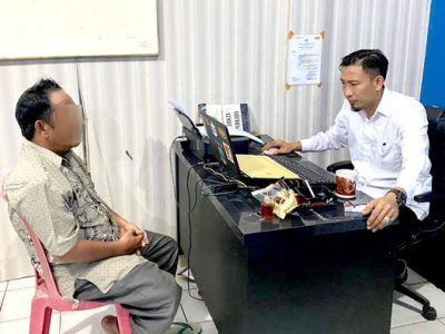 BR yang kesehariannya berprofesi sebagai pedagang itu harus mempertanggung jawabkan perbuatannya dengan mendekam di jeruji rumah tahanan polisi, lantaran tertangkap tangan membawa barang haram narkoba