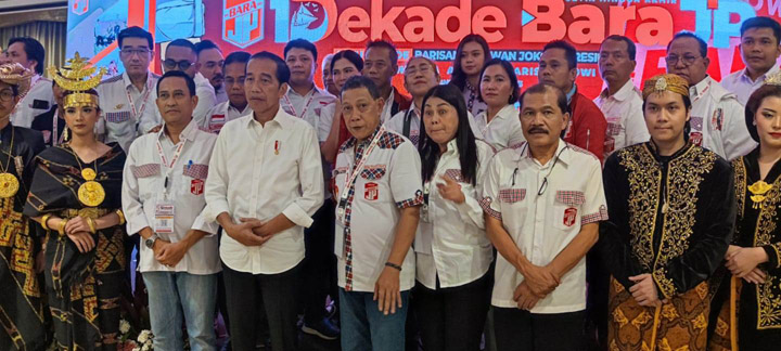 Foto bersama relawan BaraJP bersama Presiden Joko Widodo, usai peringatan 1 Dekade BaraJP di Hotel Salak, Bogor, Jawa Barat, Minggu (18/6/2023). (Foto: Humas BaraJP)