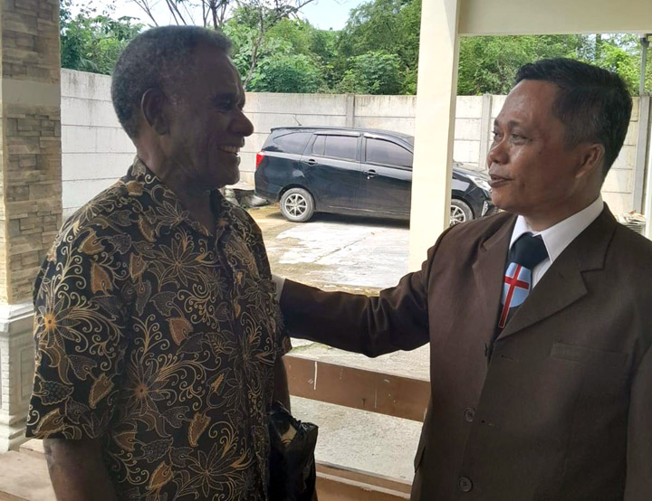 Marselinus Ani Flase sedang Ibadah di salah satu gereja di Jakarta. (Foto: Dokumentasi Dinalara)