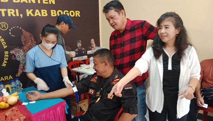 BPPKB Banten 03 Gunung Putri Gelar Bakti Sosial Suntik Vitamin Bagi Masyarakat
